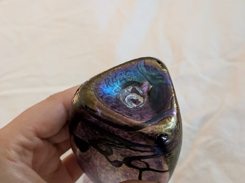 Robert Held 4” Small Triangular Purple Bud Vase w/Iridescent Swirl Design SIGNED - Picture 9 of 13