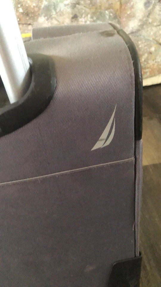 Juego de equipaje Nautica Softside correa ajustable ligero azul marino/amarillo (2 piezas) Foto 4 de 4