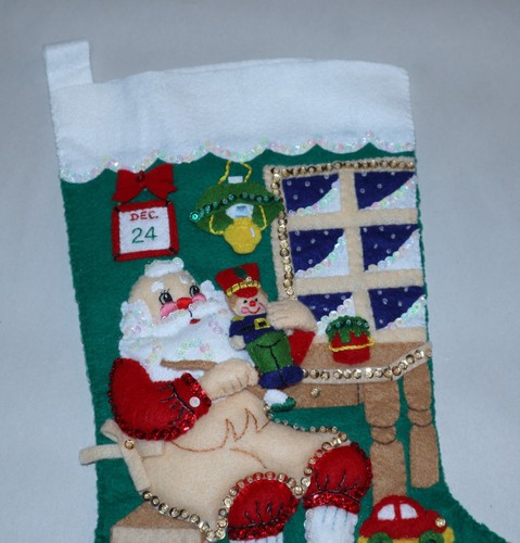 ACABADO Aplique de Fieltro Bucilla | *83200* TALLER DE SANTA 18" Medias de Navidad - Imagen 2 de 4