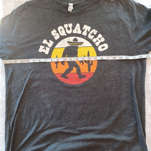 MAGLIETTA UOMO "EL SQUATCHO" SASQUATCH/BIGFOOT CON SOMBRERO ANTRACITE ERICA XL - Foto 8 di 11
