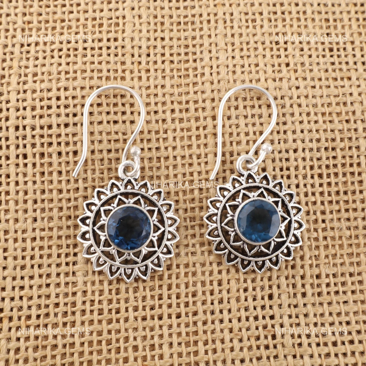 Orecchini Pendenti In Argento 925 Con Topazio Blu A Pera E Diamante Rotondo 8x6 Mm - Dazzlingrock
