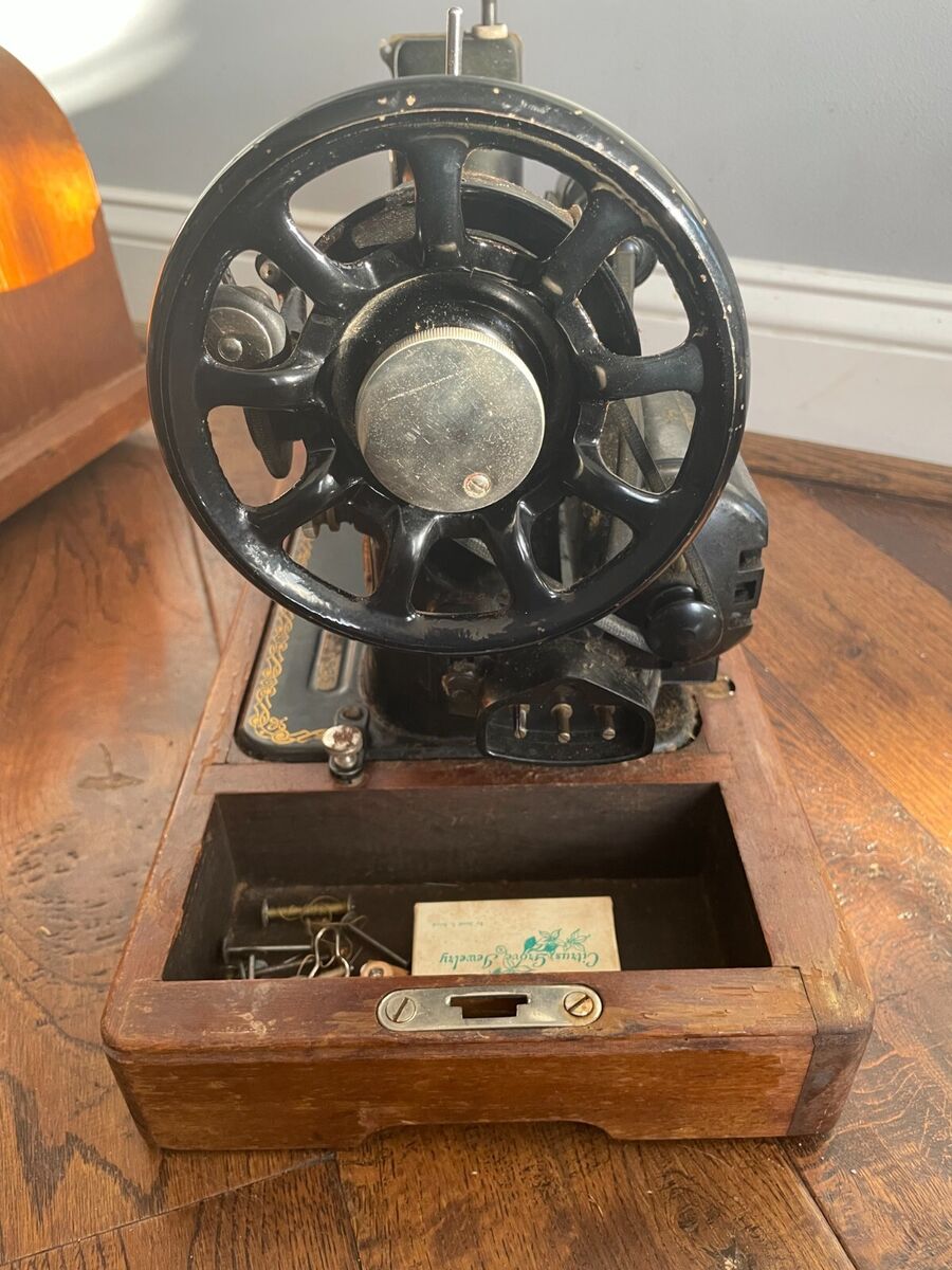Antique Singer Portable Sewing Machine Model 128 JC683825 Antique Singer Portable Sewing Machine Model 128 JC683825