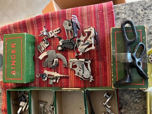 Large lot of Sewing Vintage Machine Parts.. Foots.. mostly singer - Picture 4 of 10