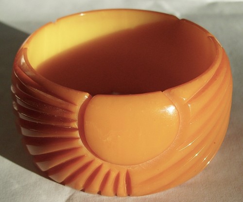VINTAGE CARVED SUNS AND RAYS BUTTERSCOTCH BAKELITE 1 1/2" WIDE BRACELET - Picture 7 of 9