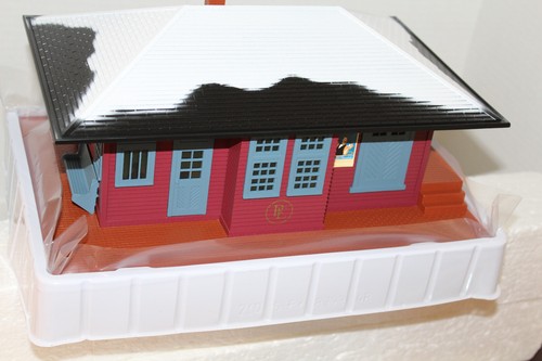 LIONEL #2029050 POLAR EXPRESS PASSENGER STATION PLUG-IN-PLAY - Picture 2 of 3