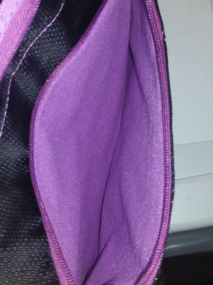 Estojo de pulso Targus TSS57401US para notebooks de 16 polegadas - Preto/roxo - Imagem 4 de 4