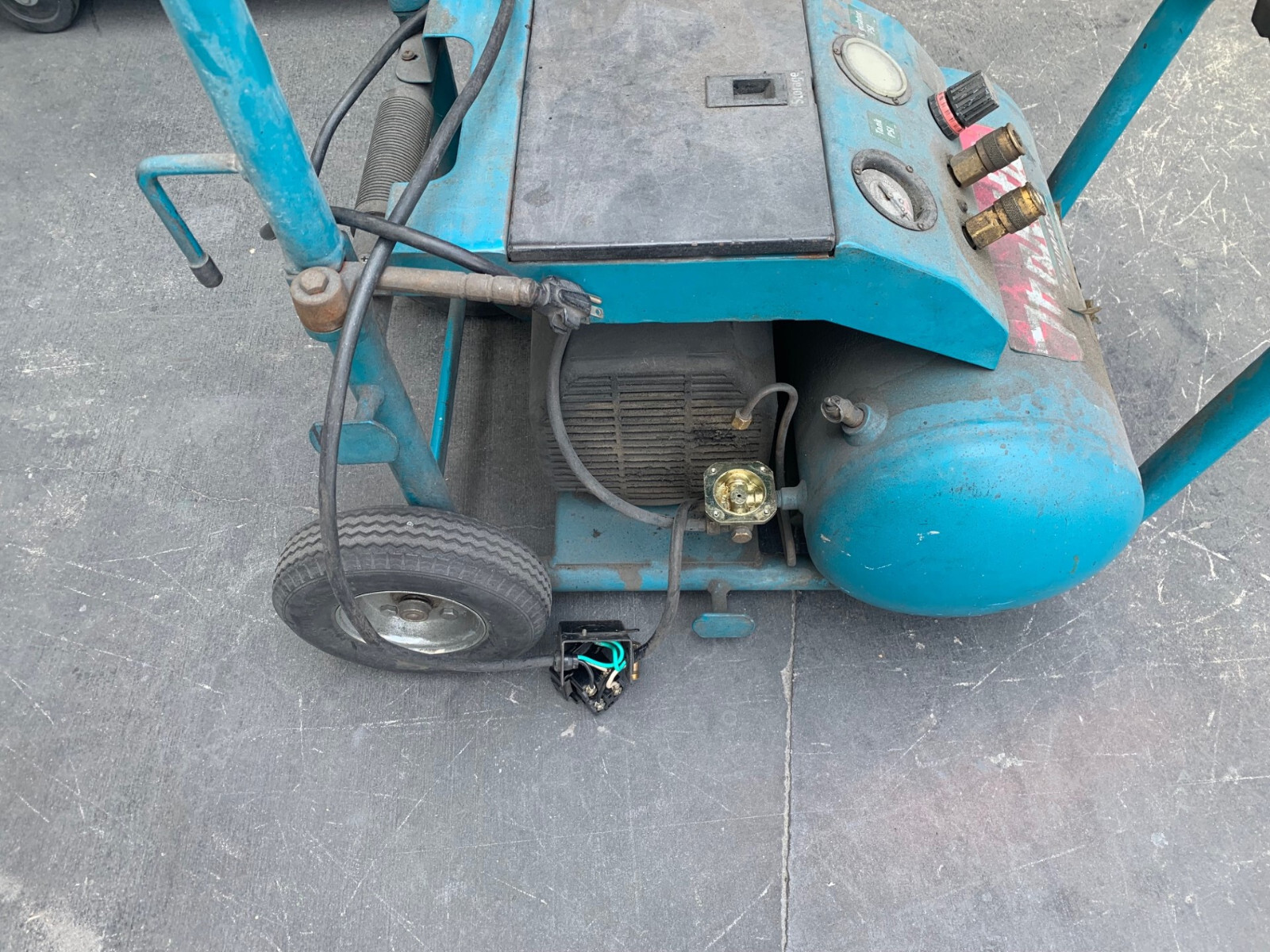 PARTS AS IS NOT WORKING CONDITION Makita 3HP Big Bore Air Compressor