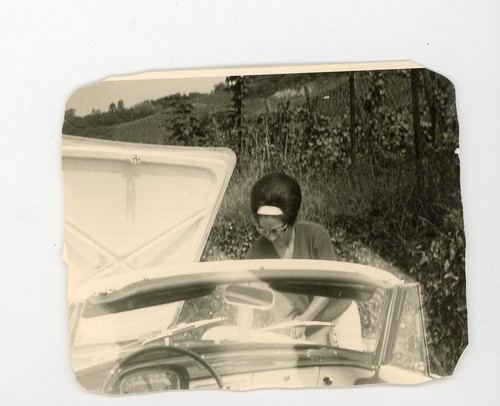 Frau mit großer Bienenstockfrisur Vintage Schnappschuss Modefund Foto