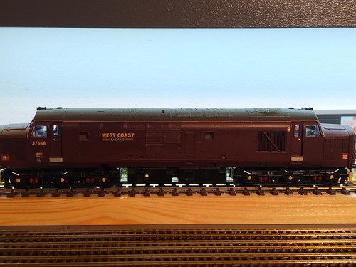 Bachmann Class 37668 Wcrc Resprayed - Picture 10 of 17