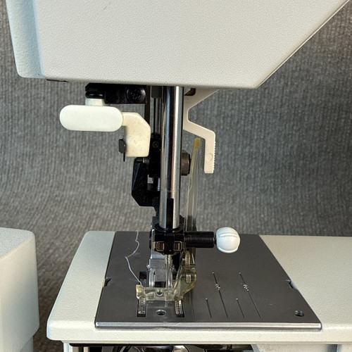 Máquina de coser Tipmatic PFAFF 1151 de colección estuche de alimentación doble/pedal FUNCIONA NO PROBADO - Imagen 19 de 24