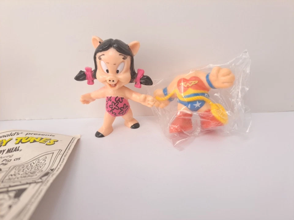 McDonald's Happy Meal Super Looney Tunes Petunia Pig / Wonder Woman - Pato Lucas Foto 2 de 4