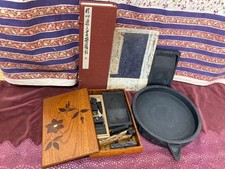Outils de calligraphie en pierre d'encre et ensemble de livres anciens japonais