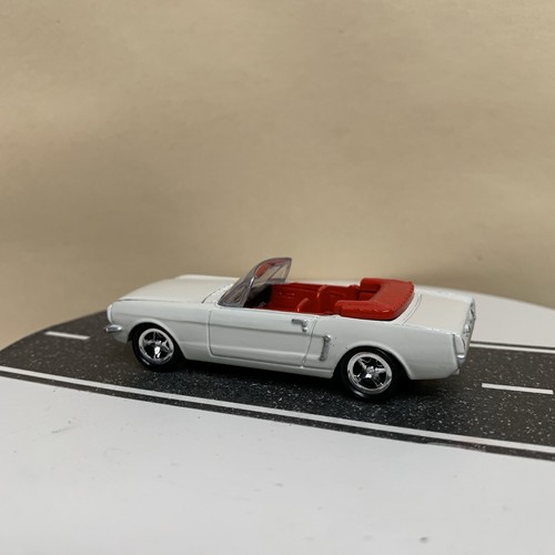 Johnny Lightning James Bond 007 Goldfinger 1965 Ford Mustang Convertible 1:64 NM - Picture 11 of 14