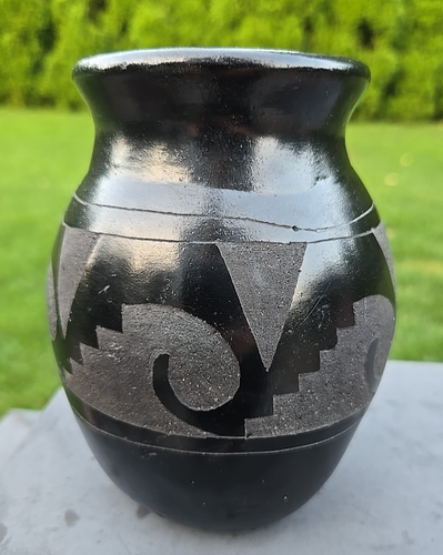 Rigoberto Mateos Pottery Blackware Polished Vase Jar 5.75" Carved Design Signed - Picture 4 of 12