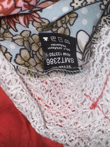 Blusa POL blanca coral roja retazos talla mediana - Imagen 4 de 4