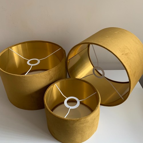 Samtlampenschirm und Pendelleuchtenschirm mit gebürstetem Goldfutter. - Bild 7 von 24