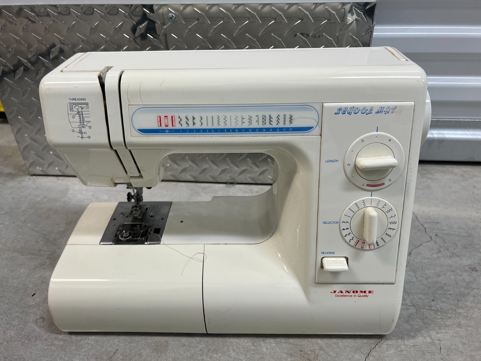 Janome Schoolmate S3015 Sewing Machine comes with Cover & power supply