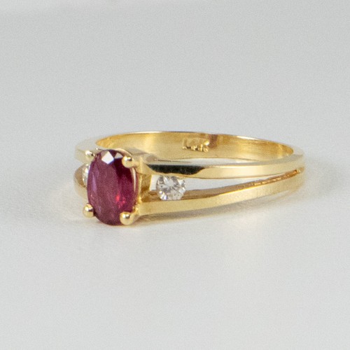 New Gorgeous Genuine Oval Ruby Ring With two Diamonds - Picture 2 of 16