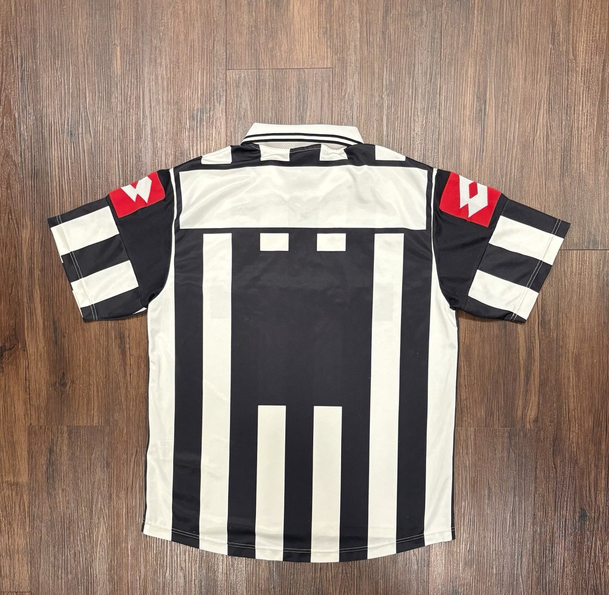 ウェア 2001/2002 Juventus  Vintage Lotto 2001/2002 Juventus FC Home Kit Soccer Jersey