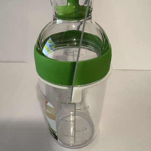 Coctelera de aderezo para ensaladas OXO Soft Works verde una taza hermética a prueba de fugas - Imagen 4 de 7
