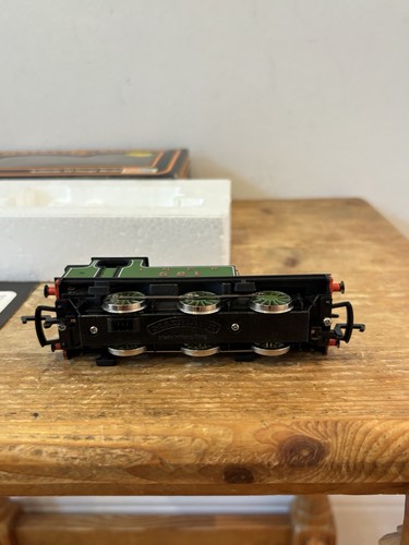 Mainline 00 Gauge LNER Class J72 Steam Tank Loco no 581 0-6-0T in LNER Green - Picture 11 of 20