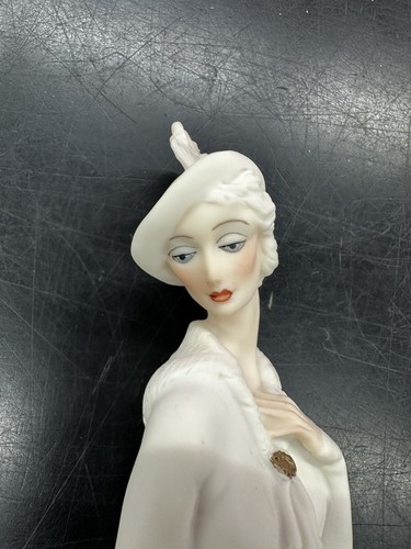 Estatuilla Armani 0412F Dama con Bolso de Mano 10,75"" de Alto con Base de Madera 1987 Italia - Imagen 6 de 23