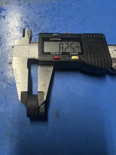 HONDA NS125F NS 125 F RUBBER DASHBOARD 2 GUMMIS ARMATURENBRETT OEM NOS 37242-435-700 - Bild 6 von 7