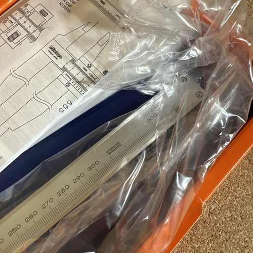 New Mitutoyo 530-322 Vernier Caliper Measuring Range 0-300mm Metric - Japan - Picture 6 of 15