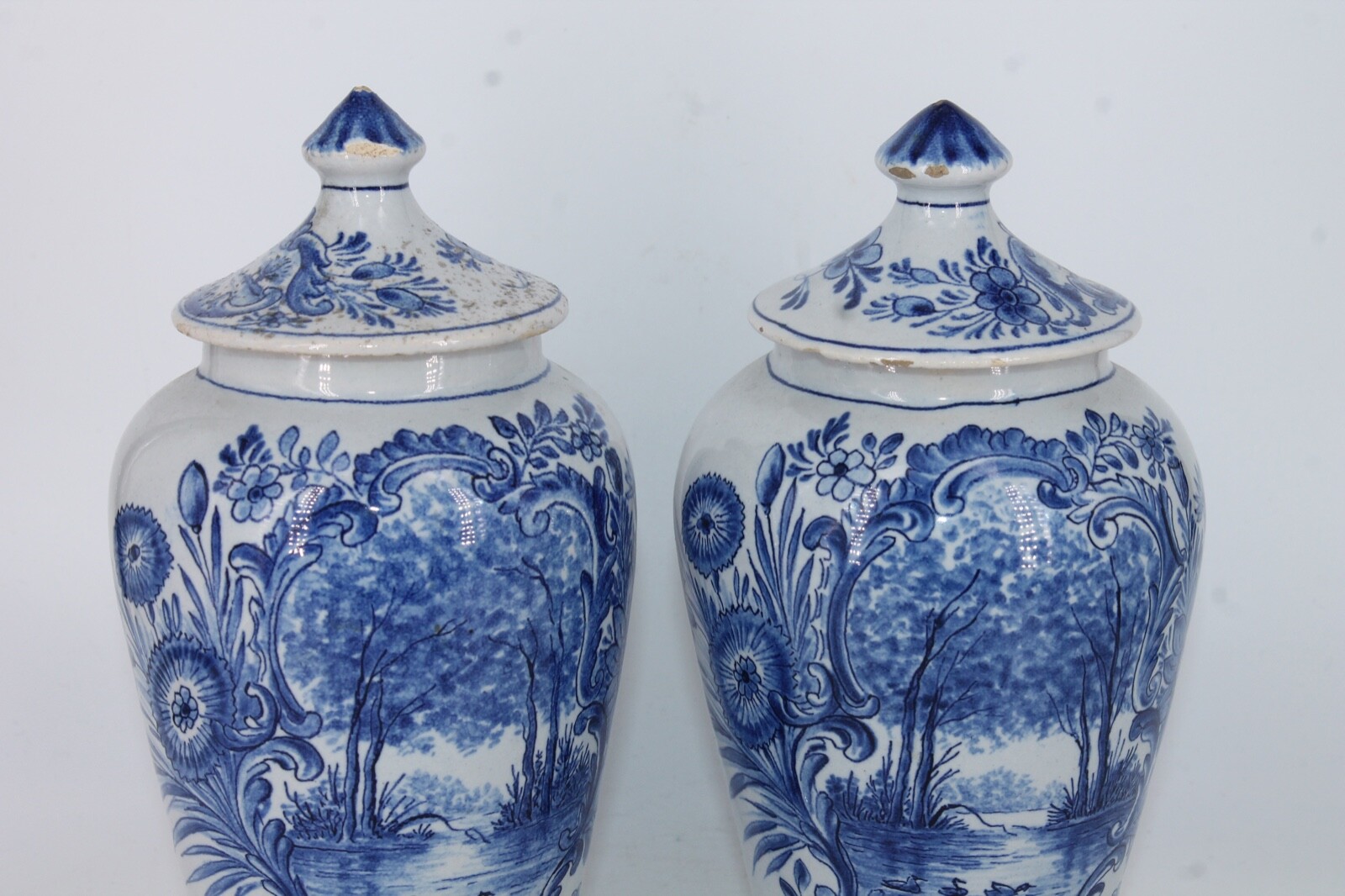 Petits vases chinois ou Delft avec couvercle : signés en bas Goede deals
