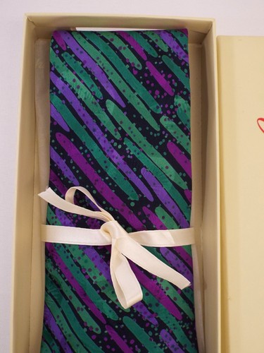 Corbata Brioni Italia 100 % SEDA para hombre a rayas en caja MARDI GRAS púrpura puntos verdes - Imagen 2 de 15