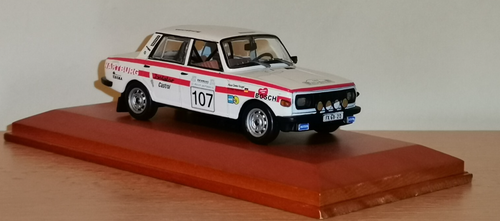 RARITÄT Atlas Wartburg 353 Rallye DDR Auto 1:43 auf Holzsockel in PC Vitrine. - Bild 7 von 9