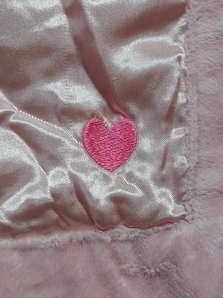 Manta de seguridad Precious Firsts Carters rosa corazón satinado polar Foto 2 de 4