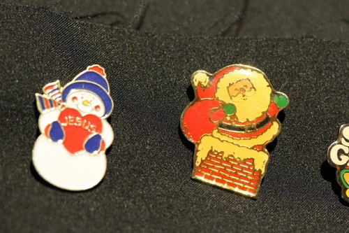 6 Lapel pins Xmas theme Heart candle jesus snowman santa bear metal enamel 25g - Picture 5 of 8