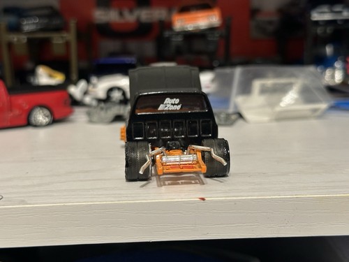 M2 Autozone Silverado Custom 1/64 - Picture 6 of 6