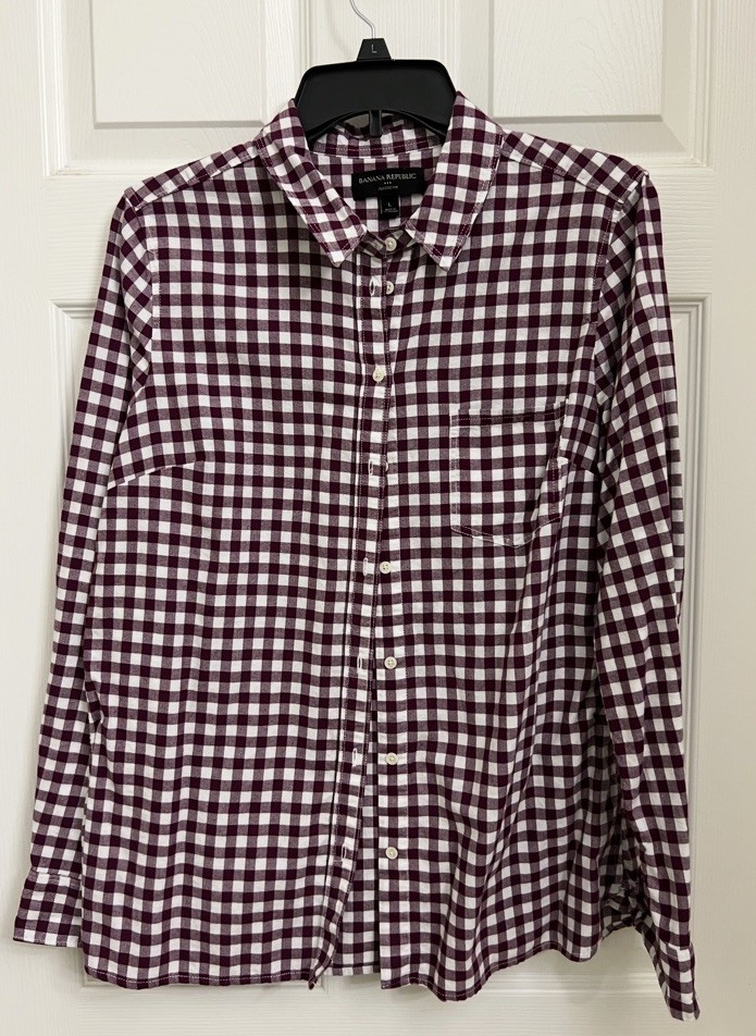 Women’s Banana Republic Classic Fit Long Sleeve Button Up Shirt, Size Large.