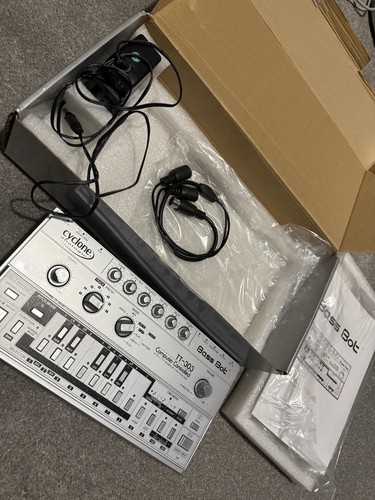 Cyclone TT-303 Bass-Bot Mk1 - Picture 3 of 7