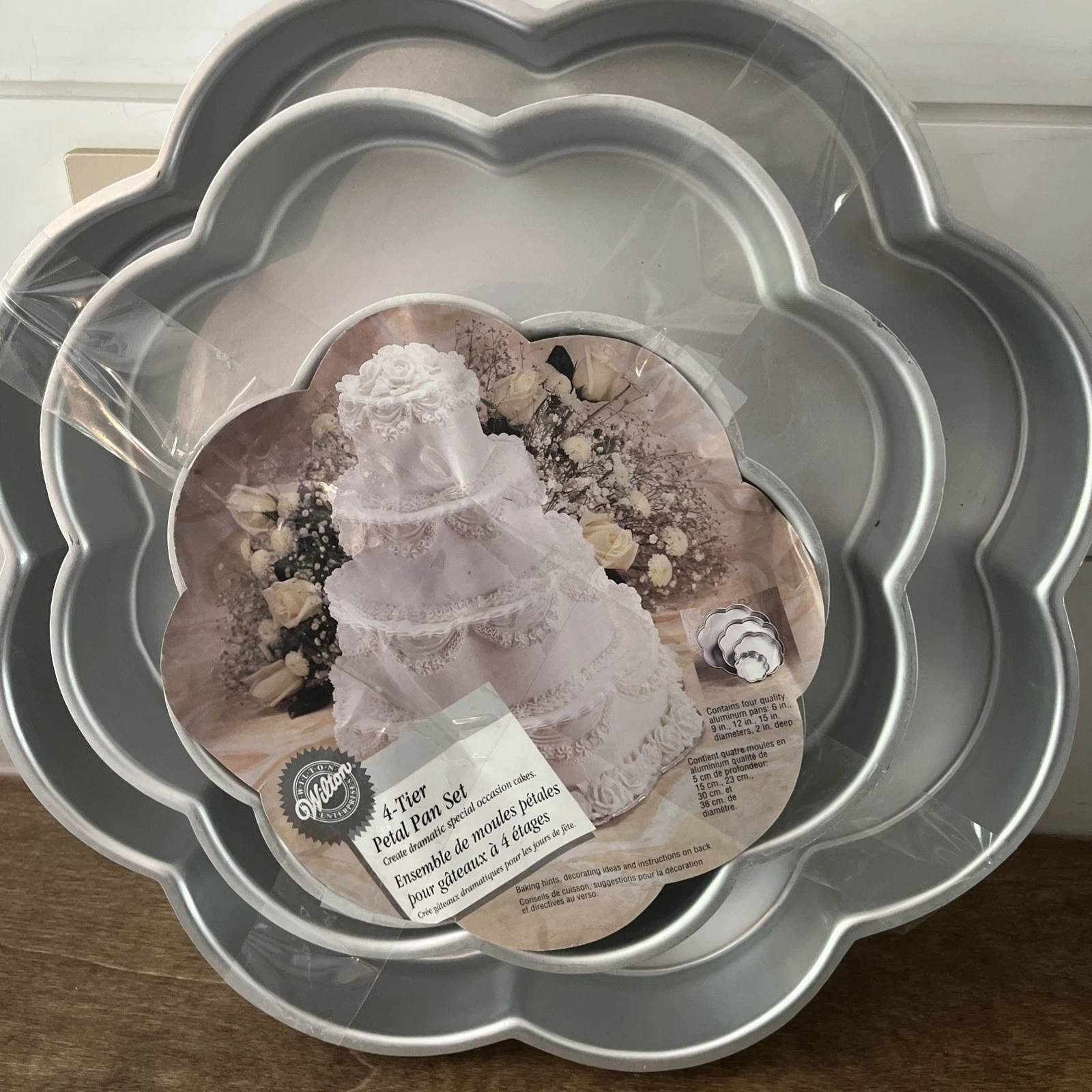 Wilton 4 Piece Tier Petal Shape Pan Set Aluminum 15,12,9,6 Inch Pans 2" Depth
Opens in a new window