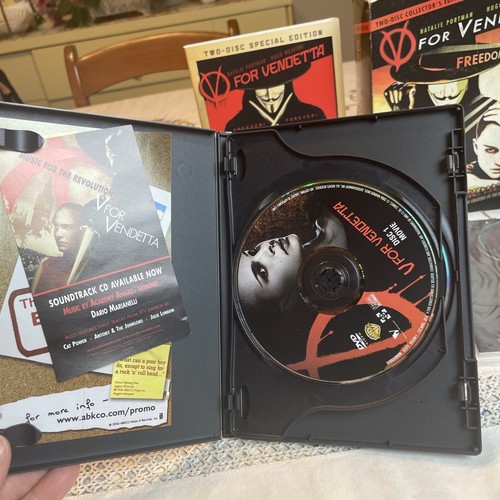 V for Vendetta: 2-Disc Collector's Edition (DVD) Complete w/ Mask & Cards - Picture 4 of 14