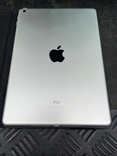 Apple iPad 2018 6th Gen (A1893) 9.7 Inch WiFi 128GB - Silver - Picture 12 of 16
