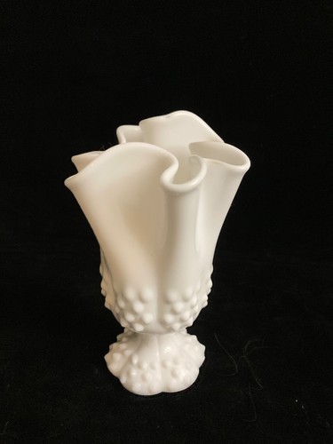 Vintage Fenton Hobnail Milchglas Trompete Vase geraffter Rand 6" - Bild 8 von 8