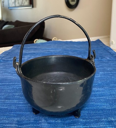 Vintage Small Black Pot Mini Cast Iron Cauldron with Handle & 3 Footed Leg - Picture 2 of 3