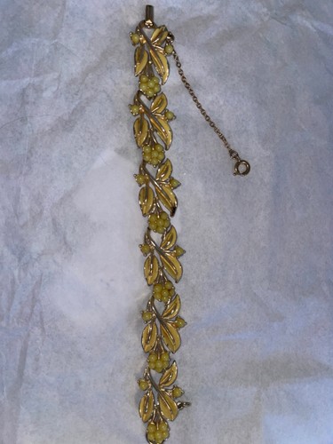 Pulsera Floral Vintage Coro Esmalte Amarillo y Blanco Tono Dorado 7.5" - Imagen 1 de 7