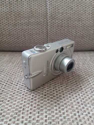 Canon Powershot SD200 Digital Elph Compact Camera 3.2MP Silver - Picture 4 of 9