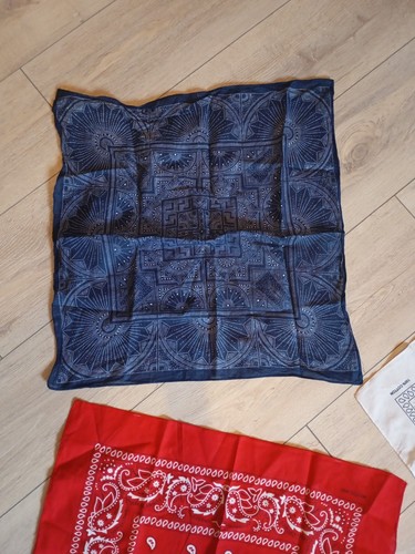 3 Schals Halstücher in den Farben weiß rot blau mit Muster unisex - Bild 3 von 4