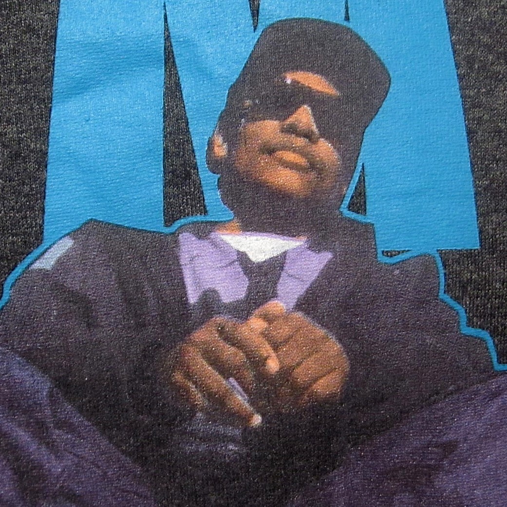 Cruisin Down The Street In My 64 Eazy E EAZY-E med T shirt Cruisin’ Down the Street in My ’64… - Gem