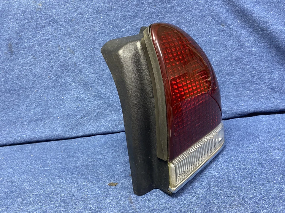 1994 1995 1996 1997 Chrysler LHS lanterna traseira direita - Imagem 2 de 4