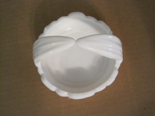 VINTAGE WESTMORELAND WHITE MILK GLASS SPLIT HANDLE DOGWOOD FLORAL SMALL BASKET - Picture 6 of 13