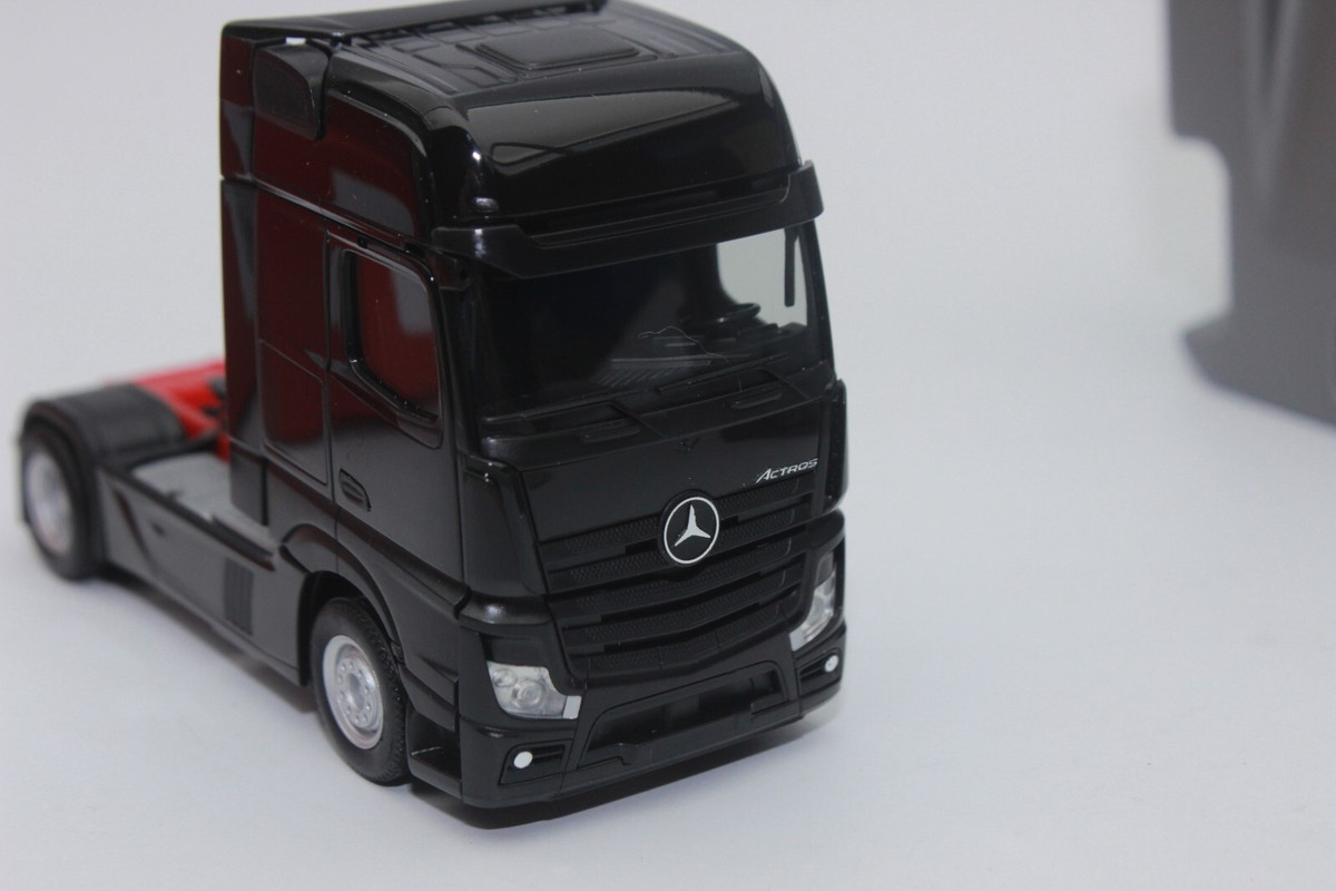 Herpa Mercedes Benz Actros GigSpace Zugmaschine silber blau