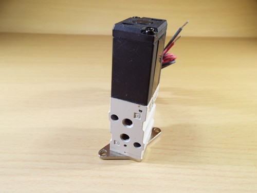VÁLVULA DE AIRE SOLENOIDE SMC NVKF332-5H-M5 ELÉCTRICA NEUMÁTICA 3 PUERTOS 10-32 CON BASE - Imagen 9 de 10
