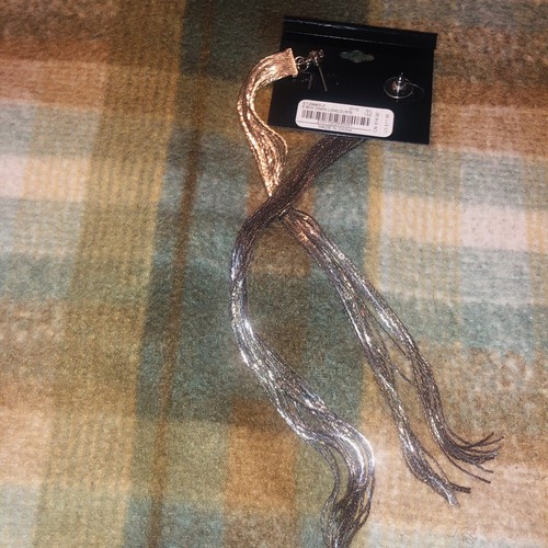 Pendientes largos de polvo perforados por polvo BeBe caja electrónica tono plateado - Imagen 4 de 5